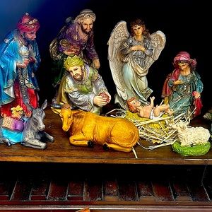 12 piezas with Jesus baby 17 ‘ in long material resin